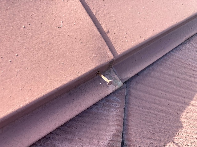 留め具の緩みが生じた棟板金